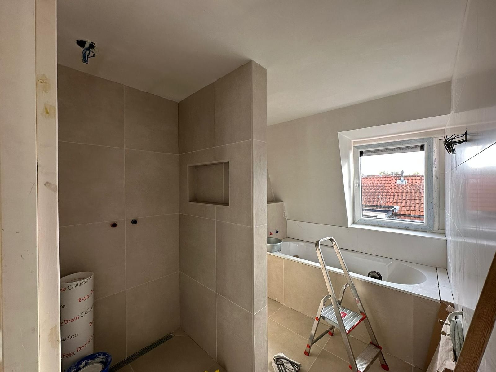 Badkamer met inloopdouche en nis